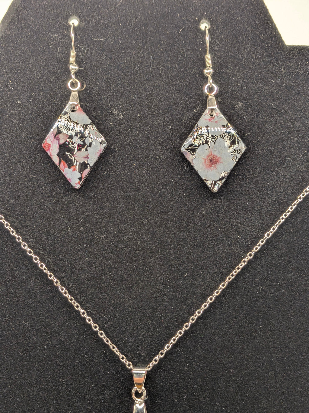 Diamond Floral Nail Foil Jewelry Set — Black with Pink & White Flowers