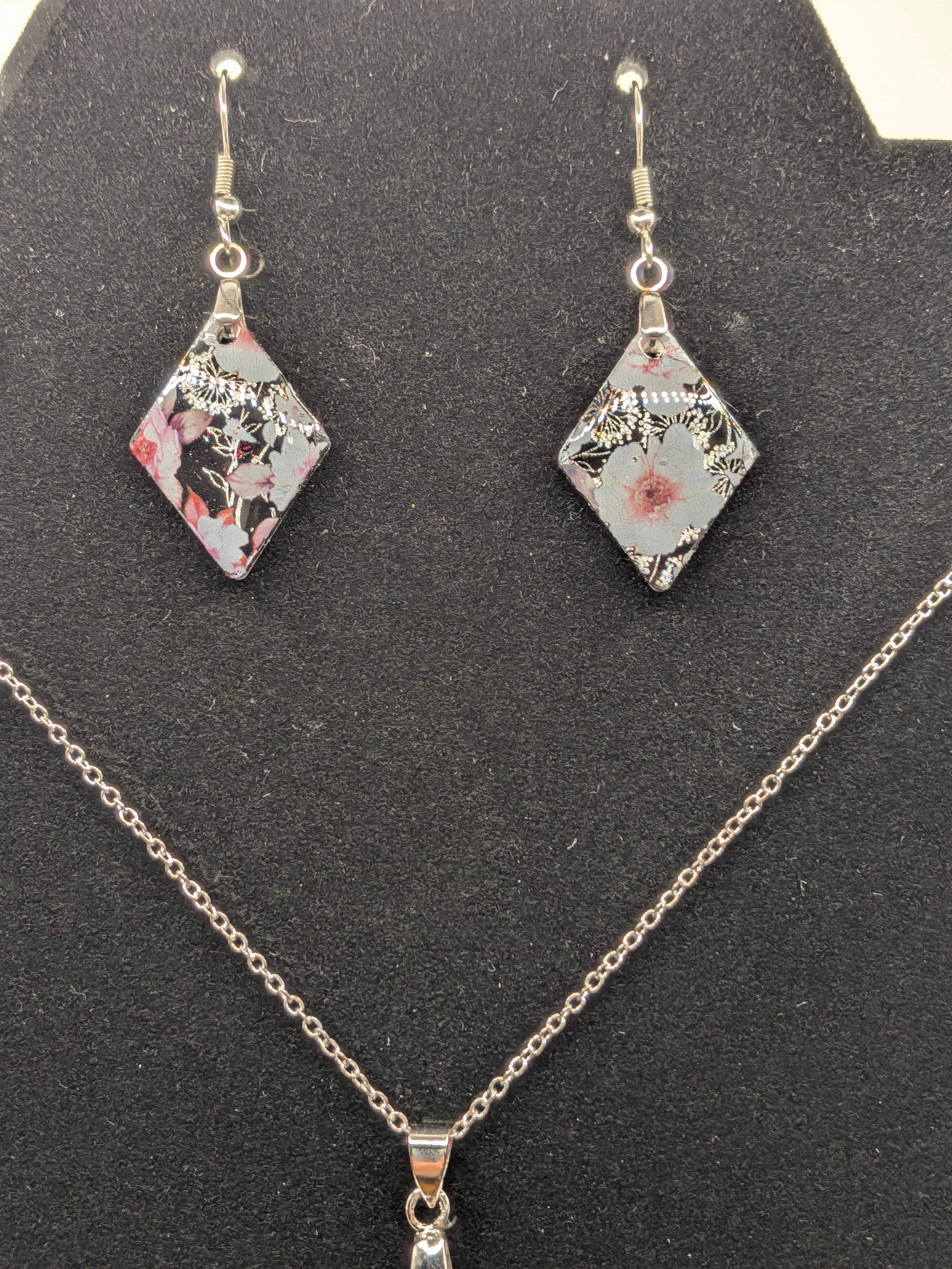 Diamond Floral Nail Foil Jewelry Set — Black with Pink & White Flowers