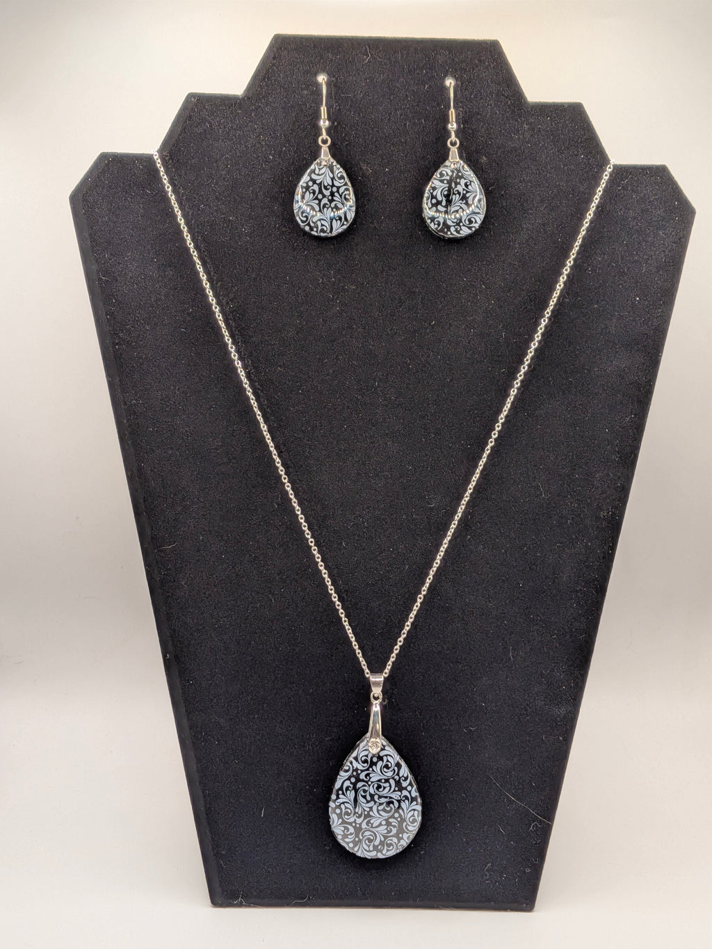 Teardrop Nail Foil Jewelry Set — White Lace on Black